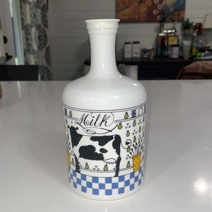 Vintage. 1982 Lillian Vernon Alan Wood Milk Bottle with cap. Cow
